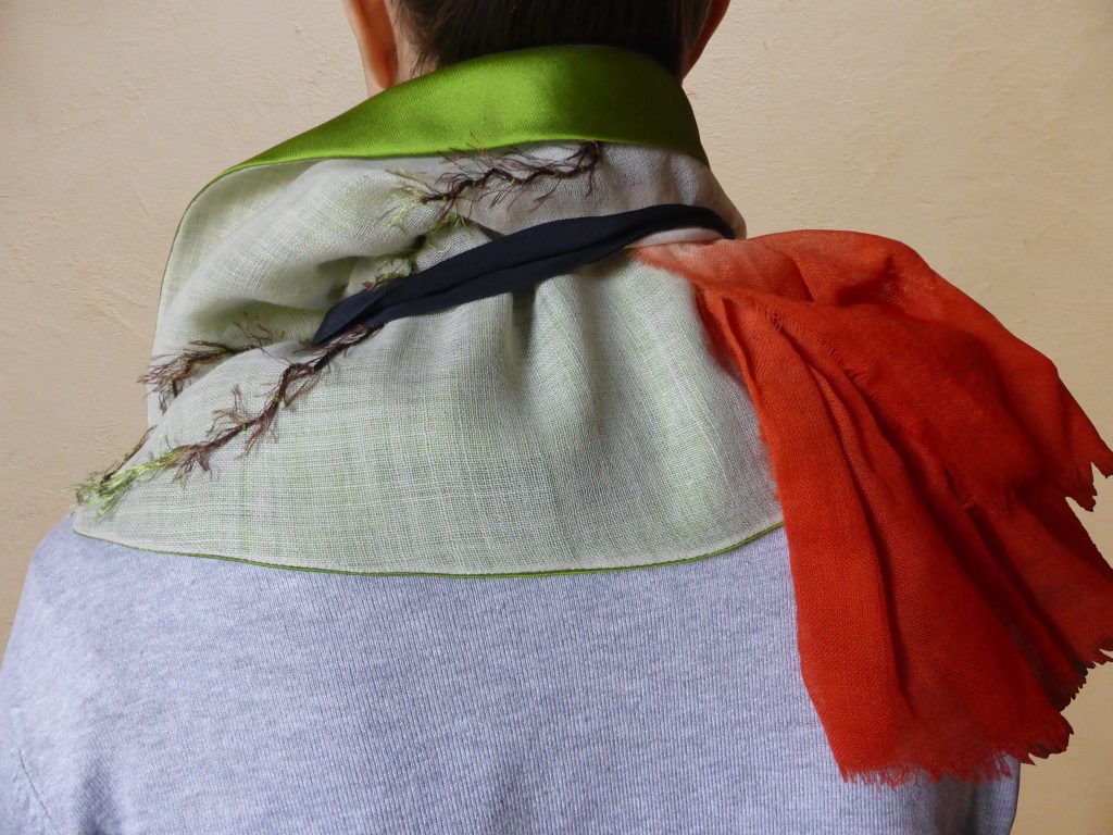Présentation du foulard Coquelicot, vue de dos