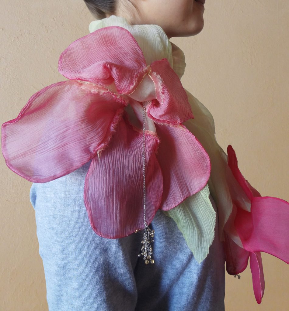 Présentation du foulard Hibiscus en vue d'ensemble