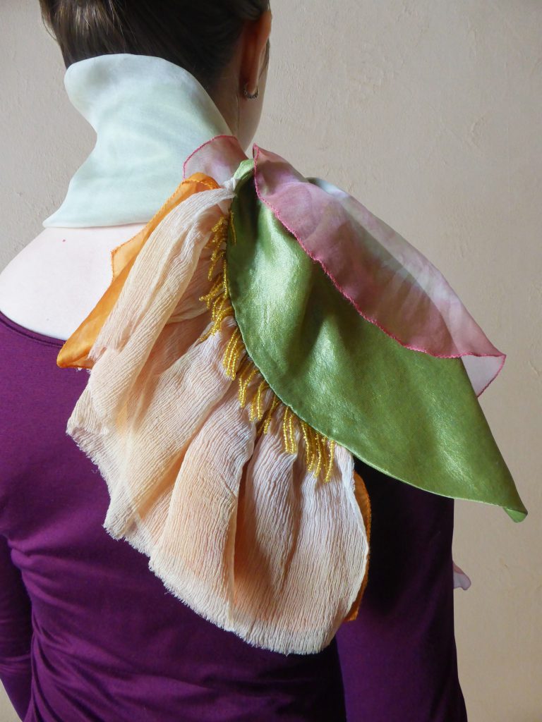 Présentation du foulard Pavot, vue de dos