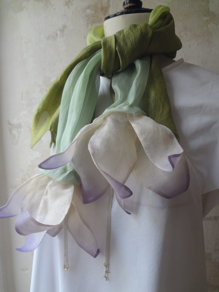 Foulard en soie inspiré de la fleur de lys