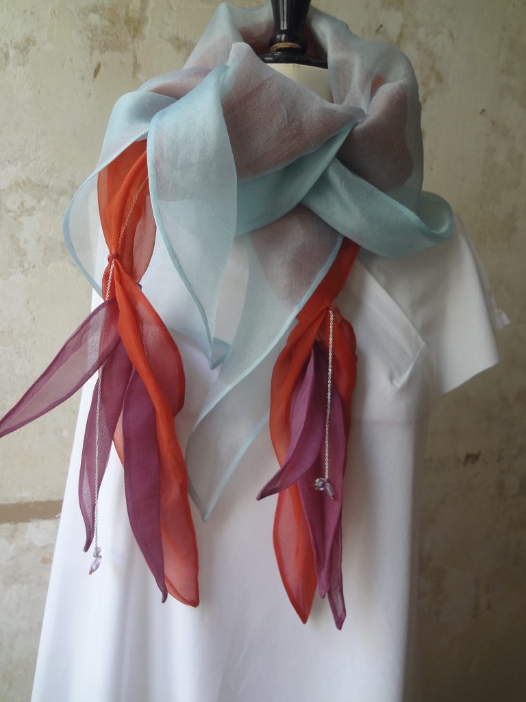 foulard en soie inspiré de la fleur de strelitzia