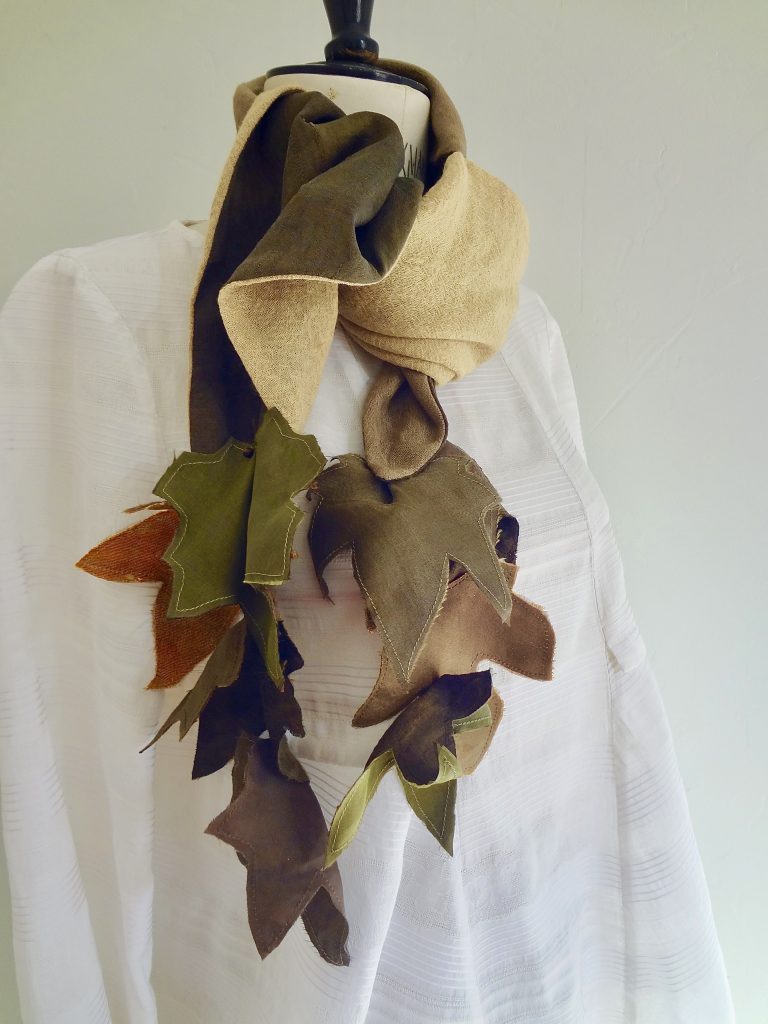 foulard évoquant les feuilles mortes dans l'eau d'une fontaine.